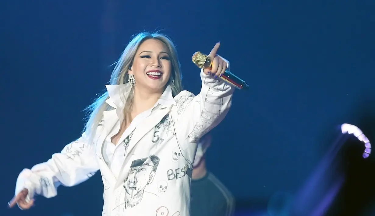 Sebelum menyanyikan lagu kedua, CL pun menyapa para penggemarnya. "Are You ready to dance with me? Are You ready to get Lifted?" ujarnya. (Bambang E. Ros/Bintang.com)