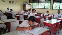 Ratusan peserta mengikuti Ujian Nasional (UN) Paket A atau setara Sekolah Dasar (SD) yang diselenggarakan Suku Dinas Pendidikan Wilayah (Liputan6.com/Nafiysul Qodar)