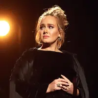 Adele terkenal miliki wajah yang lebih tua dari usianya. Ia bahkan belum menginjak 30 tahun (CHRISTOPHER POLK / GETTY IMAGES NORTH AMERICA / AFP)