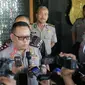 Kapolda Jatim Irjen Pol Luki Hermawan didampingi Wadirkrimsus AKBP Arman Asmara dan Kabidpropam Kombes Pol Hendra Wirawan  melakukan konferensi pers mengenai perkembangan kasus insiden asrama Mahasiswa Papua di Surabaya. (Foto:Liputan6.com/Dian Kurniawan)