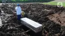 Keluarga mengadzani korban COVID-19 warga Tangerang Selatan yang meninggal di Bandung di TPU Jombang, Tangerang Selatan, Banten, Senin (21/6/2021). Pasca-Lebaran, kasus kematian akibat COVID-19 di Tangerang Selatan meningkat rata-rata 20 persen. (merdeka.com/Arie Basuki)