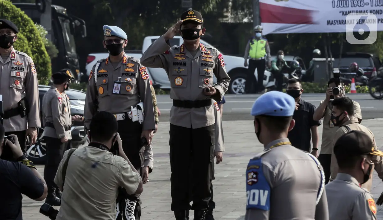 Kapolri Jenderal Idham Azis memimpin upacara saat ziarah ke Taman Makam Pahlawan Nasional Utama (TMPNU) Kalibata, Jakarta, Senin (29/6/2020). Kegiatan tersebut dilakukan dalam rangka rangkaian peringatan HUT ke-74 Bhayangkara yang jatuh pada 1 Juli 2020. (Liputan6.com/Johan Tallo)