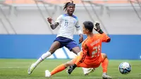 Pemain Timnas Inggris U-17, Joel Ndala (kiri), menendang bola ke gawang Timnas Uzbekistan U-17 yang membuahkan gol dalam pertandingan babak 16 besar Piala Dunia U-17 2023 yang berlangsung di Jakarta International Stadium, Jakarta, Rabu (22/11/2023). (Bola.com/Bagaskara Lazuardi)