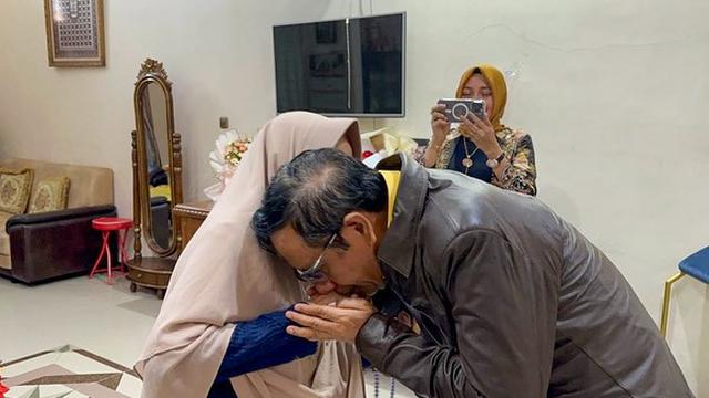 6 Potret Kebersamaan Mahfud MD dan Sang Ibunda, Selalu Memuliakan Ibu