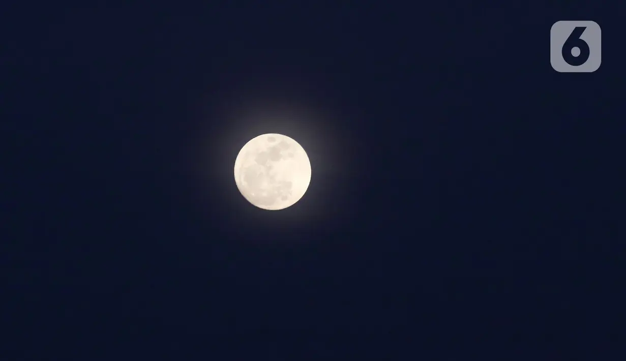 Ini adalah satu-satunya blue moon dalam setahun sekaligus merupakan supermoon dan bulan purnama terakhir di musim panas. (Liputan6.com/Angga Yuniar)