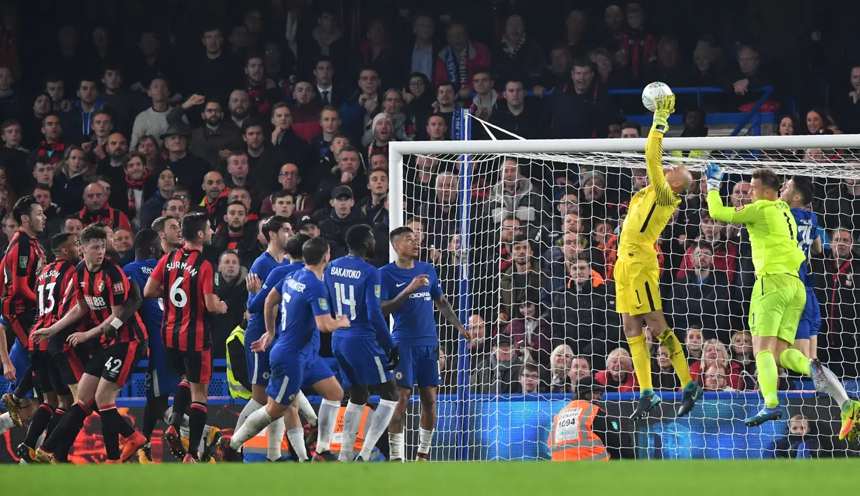 Kiper Chelsea, Willy Caballero berhasil menangkap bola yang ditendang pemain Bournemouth pada laga perempat final, di Stadion Stamford Bridge, Kamis (21/12). Chelsea menang dramatis dan memastikan lolos ke semifinal dengan skor 2-1. (Ben STANSALL/AFP)