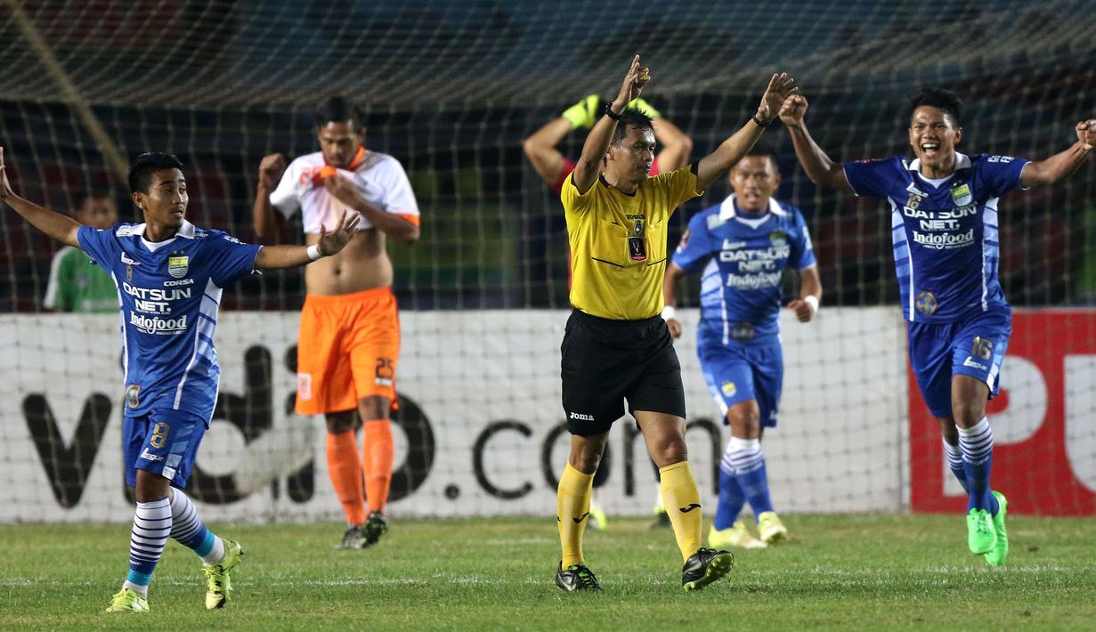 Ekspresi pemain Persib setelah menang melawan Pusamania Borneo FC dalam laga leg kedua perempatfinal Piala Presiden 2015 di Stadion Si Jalak Harupat, Bandung, Sabtu (26/9/2015). (Bola.com/Arief Bagus)