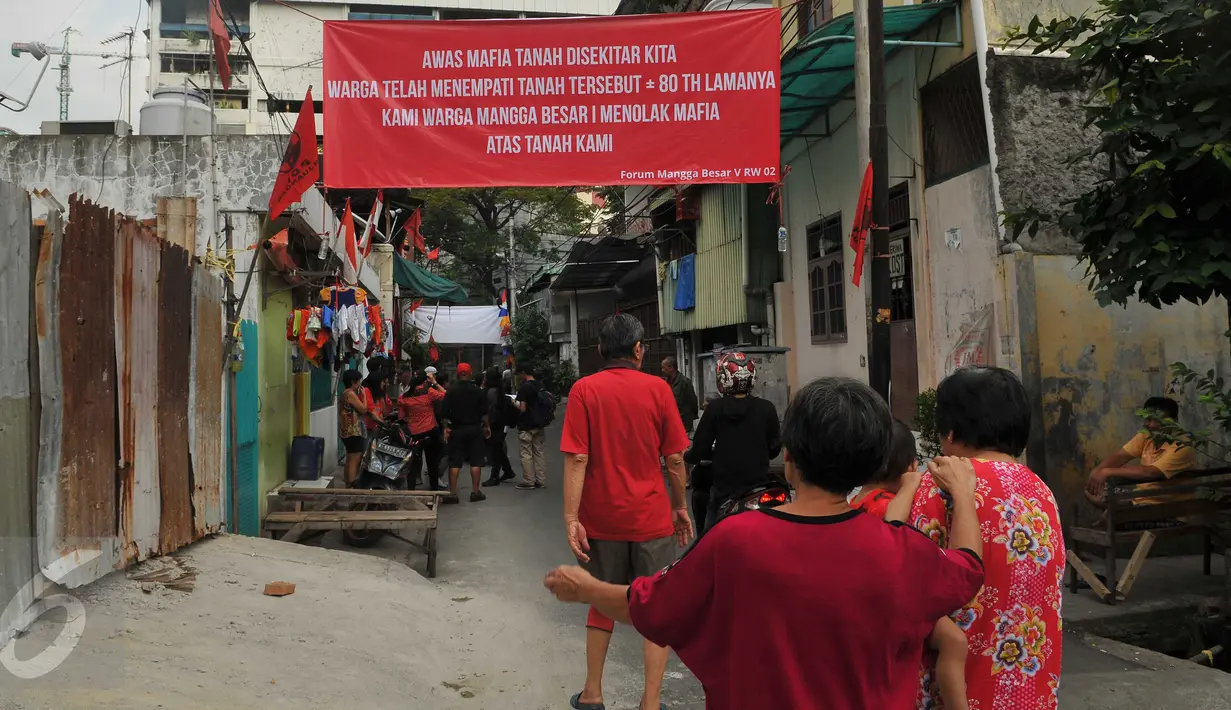 Sebuah spanduk penolakan terpasang di kawasan jalan Mangga Besar, Jakarta, Senin (22/8). Spanduk itu sengaja dipasang warga RW2 Kelurahan Mangga Besar sebagai aksi menolak penggusuran rumah mereka. (Liputan6.com/Gempur M Surya)