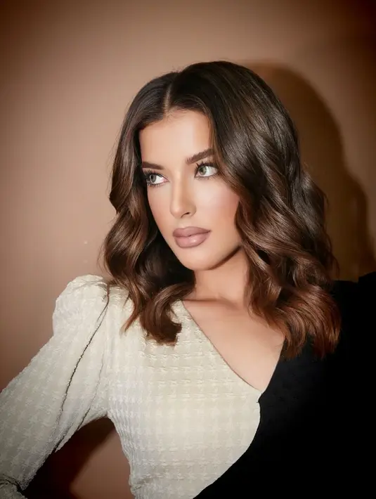 Menurut sang hairstylist dari Color4Craze, setiap hasil balayage yang ia kerjakan selalu bersifat custom dan tak pernah sama antar klien. Untuk Tasya, visi yang dibawa bukan hanya mengikuti tren, tetapi juga memaksimalkan karakter personalnya. Hasilnya adalah warna rambut yang terlihat effortless, berkilau alami, dan memiliki transisi warna yang halus dari akar hingga ujung rambut. [@tasyafarasya].