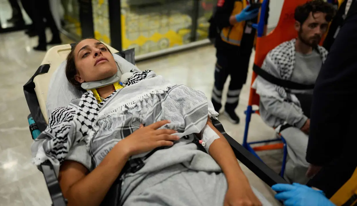 Seorang aktivis kemanusiaan Global Sumud Flotilla (GSF) diangkut dengan tandu beroda saat tiba di Bandara Istanbul, Turki, Kamis 21 Mei 2026. (AP Photo/Emrah Gurel)