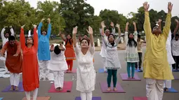 Peserta melakukan "Surya Namaskar"  selama sesi yoga menjelang Hari Yoga Dunia, di New Delhi, India, Sabtu (13/5/2015). Hari Yoga Dunia dirayakan pada 21 Juni. (REUTERS/Anindito Mukherjee)