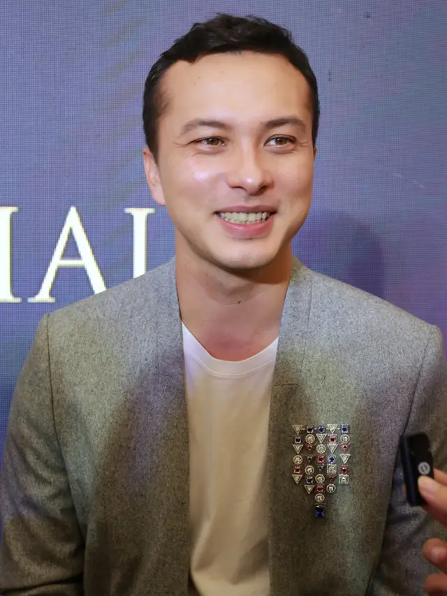 Nicholas Saputra mengenakan The Medallion brooch. [Fimela/Adrian Putra]