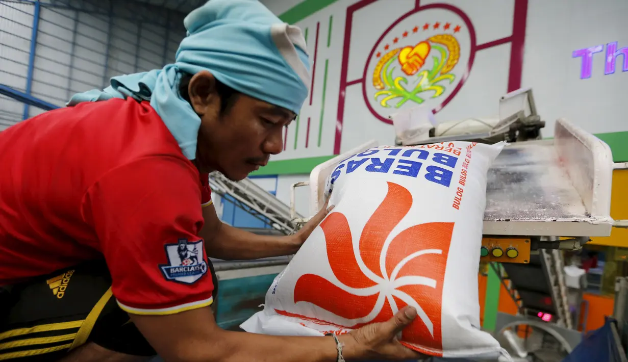 Pekerja menyiapkan paket beras di pabrik provinsi Chainat, Thailand (16/12/2015). Impor beras dari Thailand sebagai ca¬dangan beras untuk kebutuhan di dalam negeri hingga awal tahun depan.(REUTERS / Jorge Silva)