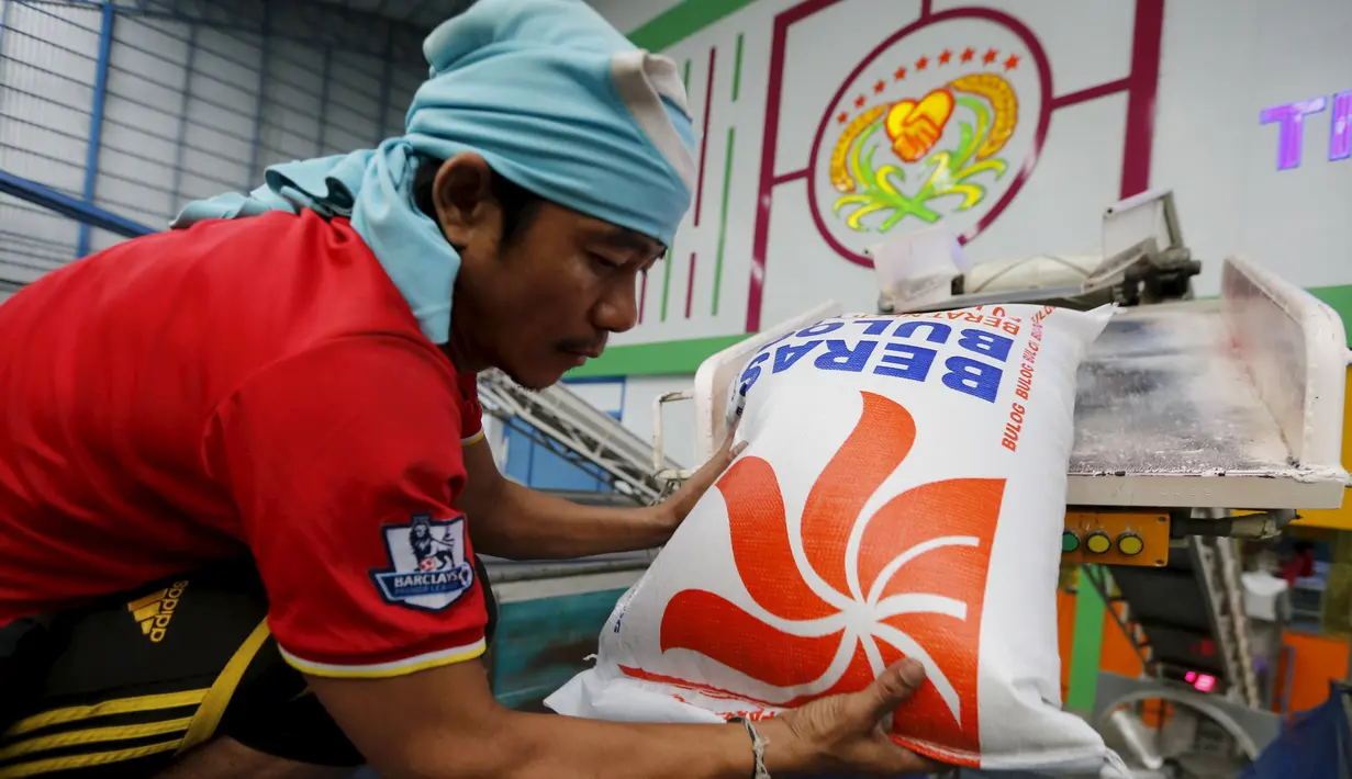 Pekerja menyiapkan paket beras di pabrik provinsi Chainat, Thailand (16/12/2015). Impor beras dari Thailand sebagai ca¬dangan beras untuk kebutuhan di dalam negeri hingga awal tahun depan.(REUTERS / Jorge Silva)