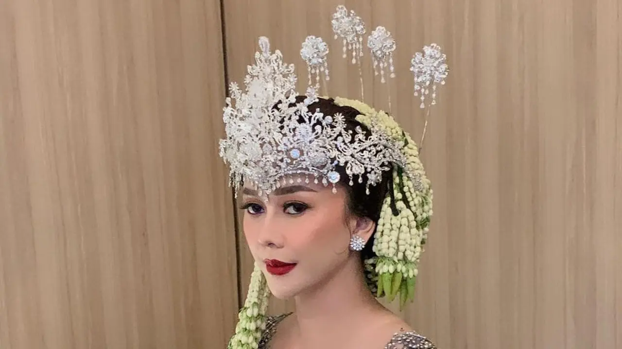 Aura Kasih berbusana pengantin (Instagram/aurakasih)