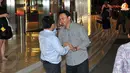 Ahok terlihat tersenyum kepada seorang kawan yang menyambutnya saat berkunjung ke SCTV Tower di Senayan City (Liputan6.com/Johan Tallo).