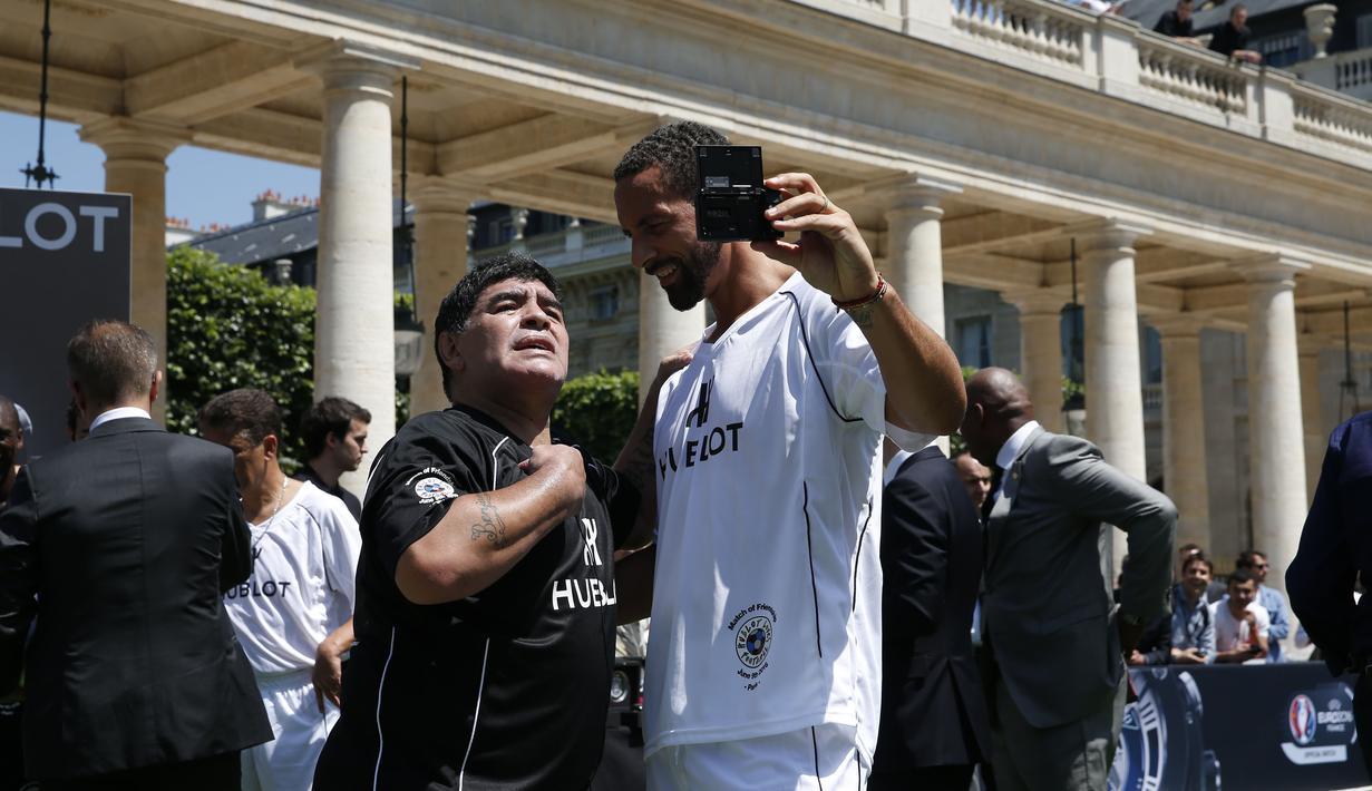 Salah satu momen saat Rio Ferdinand berfoto selfie dengan Diego Armando Maradona pada ajang penghargaan untuk PelÈ dan Maradona di Paris, (9/6/2016). Saat ini Rio beralih profesi menjadi seorang petinju pro. (Florian David)