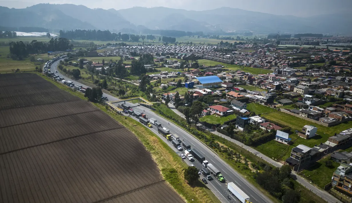 Sepanjang pagi, sistem transportasi massal TransMilenio diblokir, dan 20 stasiunnya harus ditutup. (AP Photo/Ivan Valencia)