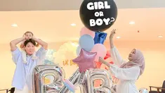 Selebgram Julia Prastini dan Na Daehoon telah mengumumkan kabar kehamilan anak kedua pada bulan Juli lalu. Kini, mereka menggelar acara tasyakuran 7 bulan sekaligus gender reveal. Tampak Julia yang akan bersiap meletuskan balon bertuliskan "Girl or Boy?" untuk mengetahui jenis kelamin calon anak kedua. (Liputan6.com/IG/@juliaprt7)