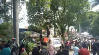 Ratusan warga terdampak reaktivasi rel kereta api melakukan audiensi dengan Bupati Garut (Liputan6.com/Jayadi Supriadin)