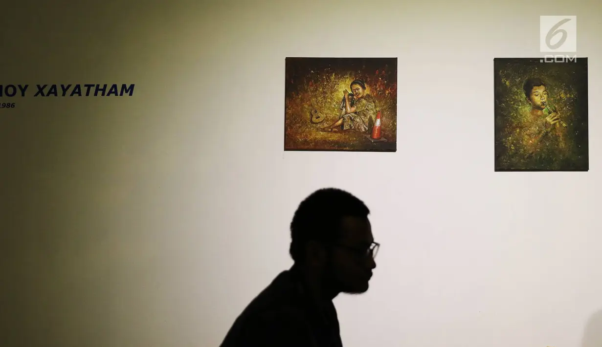 Pengunjung melihat karya yang dipajang dalam pameran bersama bertajuk 'Mutual Unknown' di Galeri Nasional, Jakarta, Sabtu (3/6). Pameran ini menampilkan karya-karya dari sembilan seniman muda Asia Tenggara. (Liputan6.com/Immanuel Antonius)