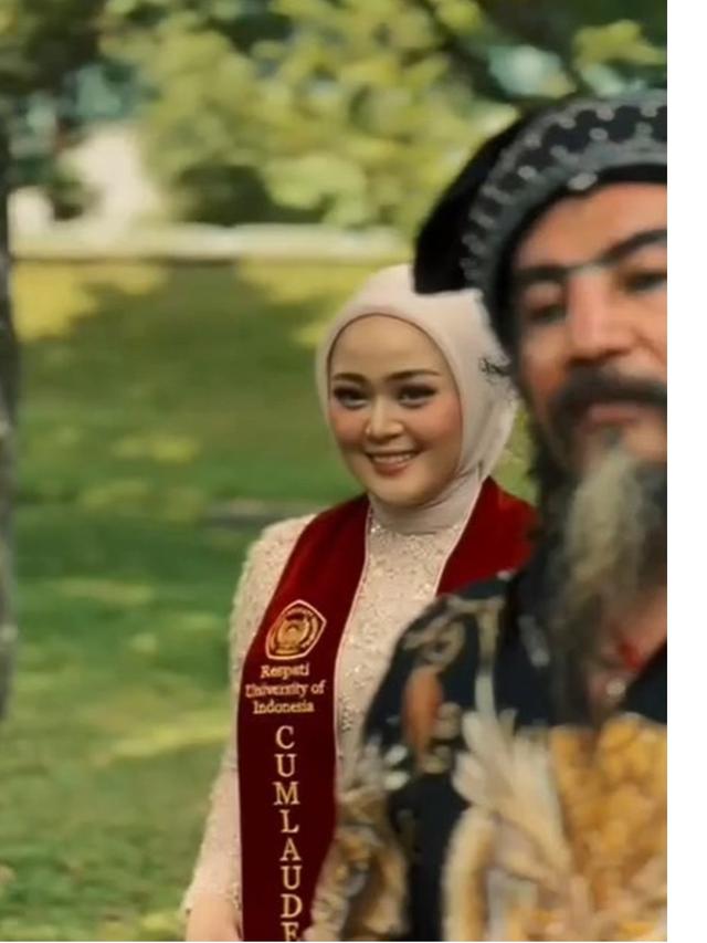 6 Potret Cecillia Gina Putri Limbad Lulus S2 MARS, Wisuda Dihadiri Keluarga