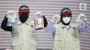 Selain Ardito, ada empat tersangka lain yang ditetapkan KPK setelah melakukan operasi tangkap tangan pada Rabu (10/12/2025) kemarin. Tampak dalam foto, petugas memperlihatkan barang bukti penangkapan Bupati Lampung Tengah, Ardito Wijaya, di Gedung Merah Putih Komisi Pemberantasan Korupsi (KPK), Jakarta, Kamis (11/12/2025). (Liputan6.com/Helmi Fithriansyah)