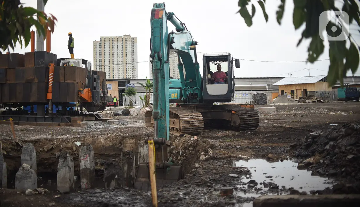 Pekerja menyelesaikan pembangunan Kampung Susun Akuarium di kawasan Penjaringan, Jakarta Utara,  Kamis (07/02/2021). Pembangunan kampung susun 5 tingkat ini akan menampung 241 unit hunian untuk keluarga korban penggusuran. (Liputan6.com/Fery Pradolo)