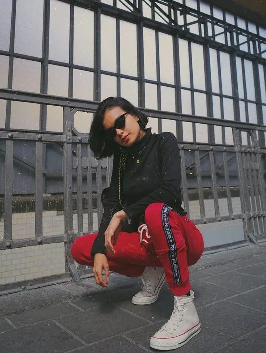 Di akun Instagramnya, Eva Celia kerap memosting foto-foto dirinya dengan gaya kasual. Ia selalu tampil simpel namun tetap stylish. Apalagi fashion item seperti kacamata yang dipakai, membuatnya makin terlihat kece.
(Liputan6.com/IG/@evacelia)