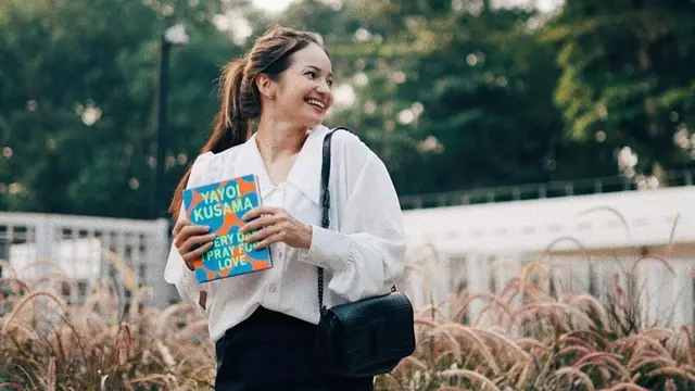 Gaya Chic Enzy Storia dengan Busana Putih, Bisa Jadi Inspirasi