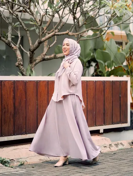 Simple tapi manis, cukup padukan kemeja dengan flowy skirt dan scarf seperti look Fitri Tropica (Instagram/fitrop).