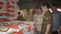 Wakil Ketua Komisi IV DPR RI Daniel Johan meninjau Gudang Bulog Divre Kalimantan Barat di Wajo.