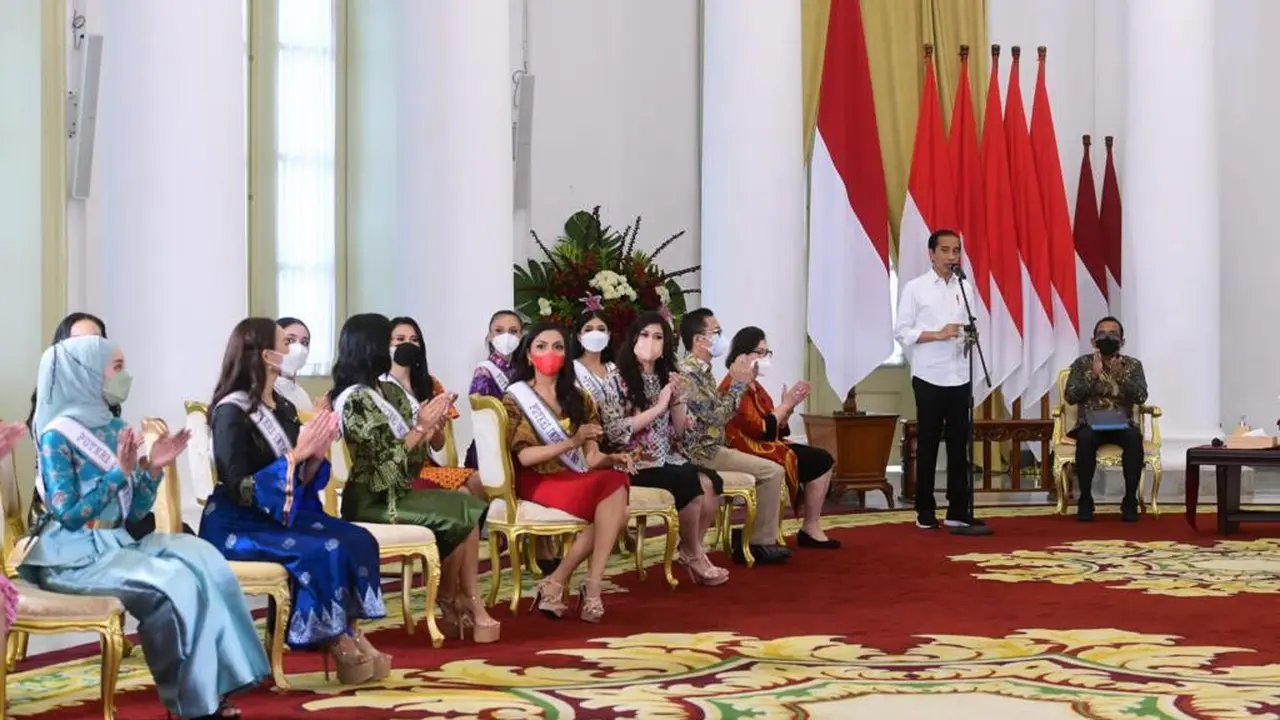 Presiden Joko Widodo atau Jokowi menerima kunjungan para finalis Puteri Indonesia tahun 2022 dan pemenang Puteri Indonesia tahun 2020 di Istana Kepresidenan Bogor, Rabu, 23 Februari 2022.