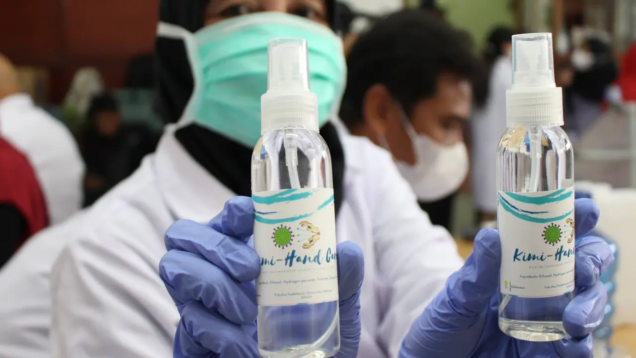 FKUI membuat hand sanitizer untuk dibagikan gratis di tengah pandemi Covid-19