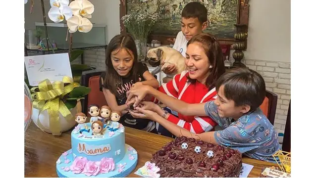 Anak-anaknya juga menemani sang ibunda untuk memotong kue ulang tahun.