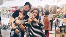 Walaupun jarang disorot media, baik Aryani dan Donny kerap membagikan kekompakan keluarga kecilnya di masing-masing akun Instagram-nya dalam berbagai momen. (Liputan6.com/IG/@aryanifitriana24)