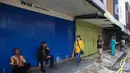 Pendinginan dilakukan guna mencegah munculnya api baru di sisa kebakaran Glodok Plaza yang terjadi pada Rabu (15/1/2025) malam. (Liputan6.com/Angga Yuniar)