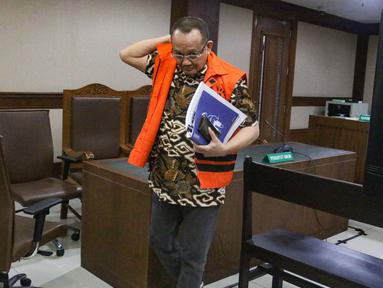 Mantan narapidana kasus suap penanganan perkara di lingkungan Mahkamah Agung (MA), Nurhadi, berjalan usai mengikuti sidang di Pengadilan Tindak Pidana Korupsi (Tipikor), Jakarta, Selasa (18/11/2025). Nurhadi, mantan narapidana kasus suap penanganan perkara di lingkungan Mahkamah Agung (MA), kembali didakwa atas dugaan tindak pidana korupsi dan tindak pidana pencucian uang (TPPU). (merdeka.com/Arie Basuki)