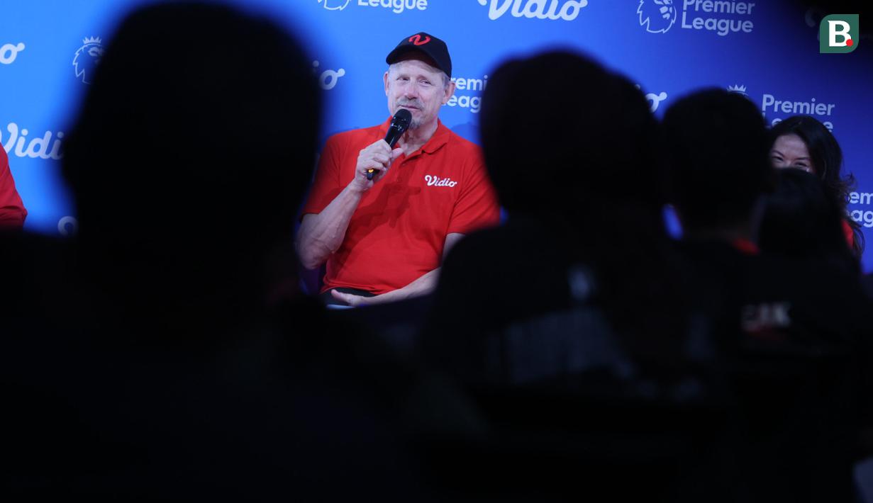 <p>Kiper legendaris Manchester United, Peter Schmeichel (tengah), memberikan keterangan saat konferensi pers pengumuman pemegang hak siar Premier League 2023/2024 di Indonesia oleh Vidio.com di SCTV Tower, Jakarta, Jumat (4/8/2023). (Bola.com/M Iqbal Ichsan)</p>
