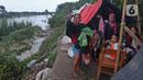 Warga mengungsi di tenda di bantaran sungai Citarum Desa Sumber Urip Pebayuran, Senin (22/2/2021). Sudah tiga hari warga bertahan di tenda pengungsian dikarenakan banjir luapan sungai Citarum yang merendam permukiman warga kampung Babakan Banten Pebayuran. (Liputan6.com/Herman Zakharia)
