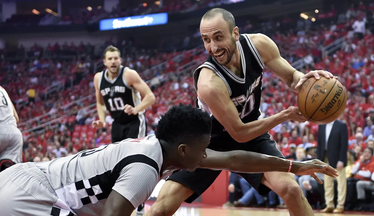 Pemain San Antonio Spurs, Manu Ginobili (kanan) berushaa melewati adangan pemain Houston Rockets, Clint Capela pada gim keenam semifinal NBA Wilayah Barat di Houston, (11/5/2017). Spurs menang 114-75. (AP/Eric Christian Smith)