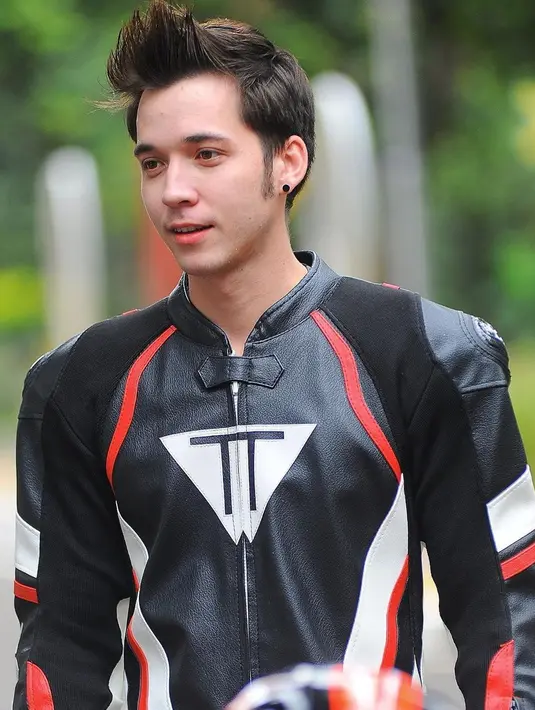 Penampilannya kala pakai baju balap itu pun menuai beragam komentar dari para penggemarnya. Tak sedikit yang memuji aktor bernama lengkap Steven William Umboh itu terlihat makin macho. (Liputan6.com/IG/@stefannwilliam)