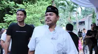 Komedian dan artis sinetron Mat Solar ketika melayat ke rumah duka almarhum Ferrasta Soebardi alias Pepeng di kawasan Cinere, Depok, Rabu (6/5/2015). Pepeng meninggal dunia di usia 60 tahun. (Liputan6.com/Helmi Afandi)