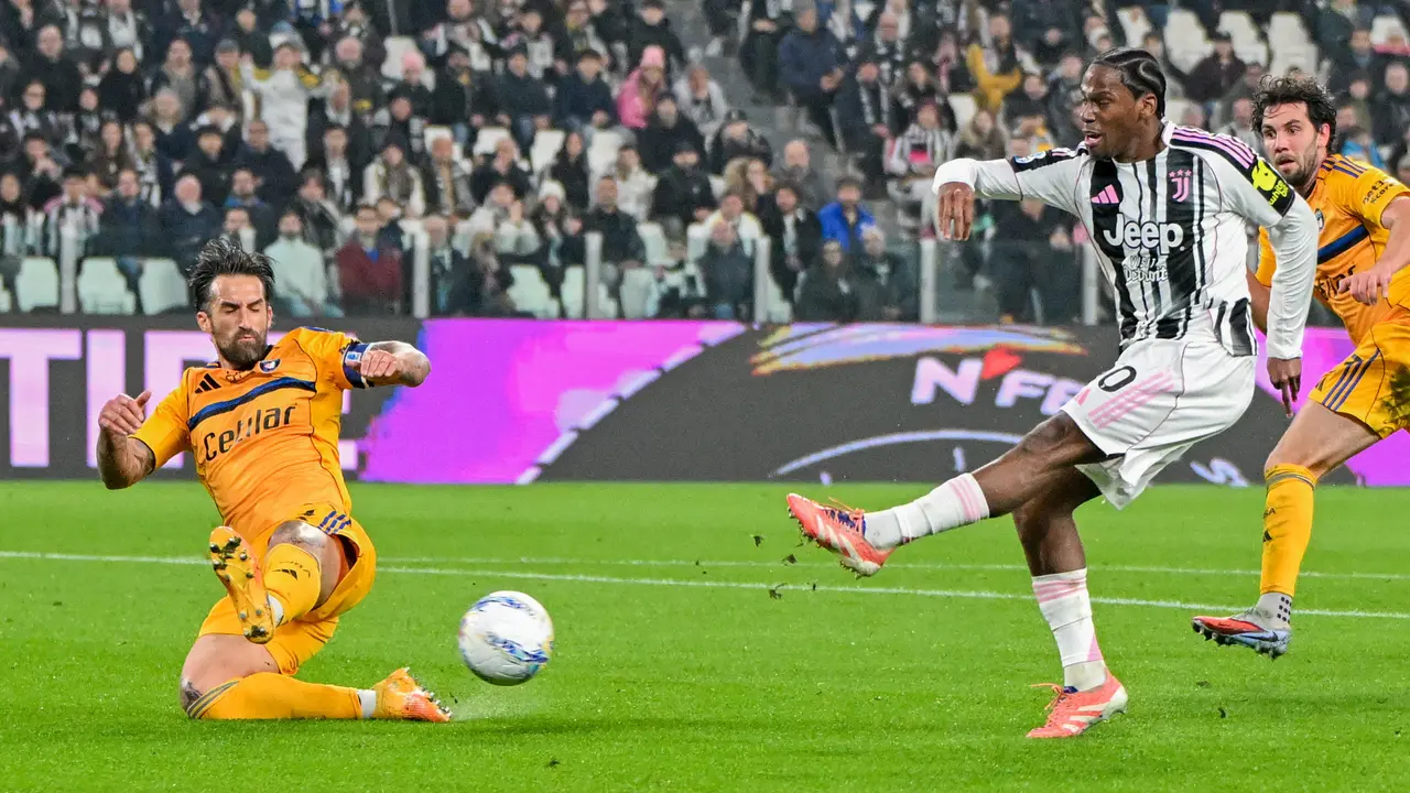Pemain Juventus Jonathan David melepaskan percobaan tembakan ke gawang pada laga Serie A/Liga Italia antara Juventus vs Pisa
