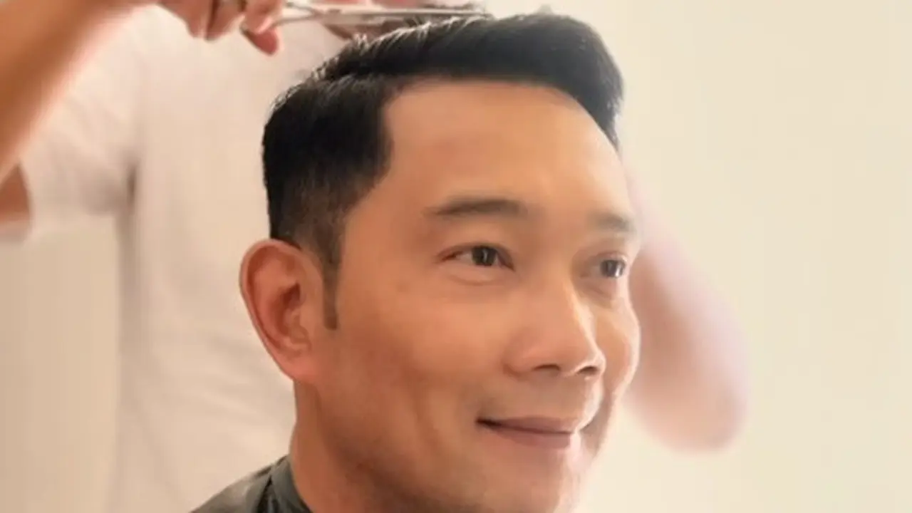 Me Time ala Ridwan Kamil Usai Urus Keperluan Keluarga, Potong Rambut hingga Motoran