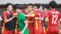 Para pemain Vietnam U-19&nbsp;merayakan&nbsp;gol yang dicetak oleh Nguyen Quoc Viet ke gawang Thailand U-19 pada laga perebutan tempat ketiga Piala AFF U-19 2022 di Stadion Patriot Chandrabhaga, Bekasi, Jumat (15/7/2022). (Bola.com/Bagaskara Lazuardi)