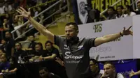 Pelatih Stapac Jakarta, Giedrius Zibenas, memberikan arahan kepada anak asuhnya saat melawan Satria Muda Jakarta pada laga final IBL 2019  di C-Tra Arena, Bandung, Sabtu (23/3). Stapac menang 74-56 atas Satria Muda. (Bola.com/M Iqbal Ichsan)