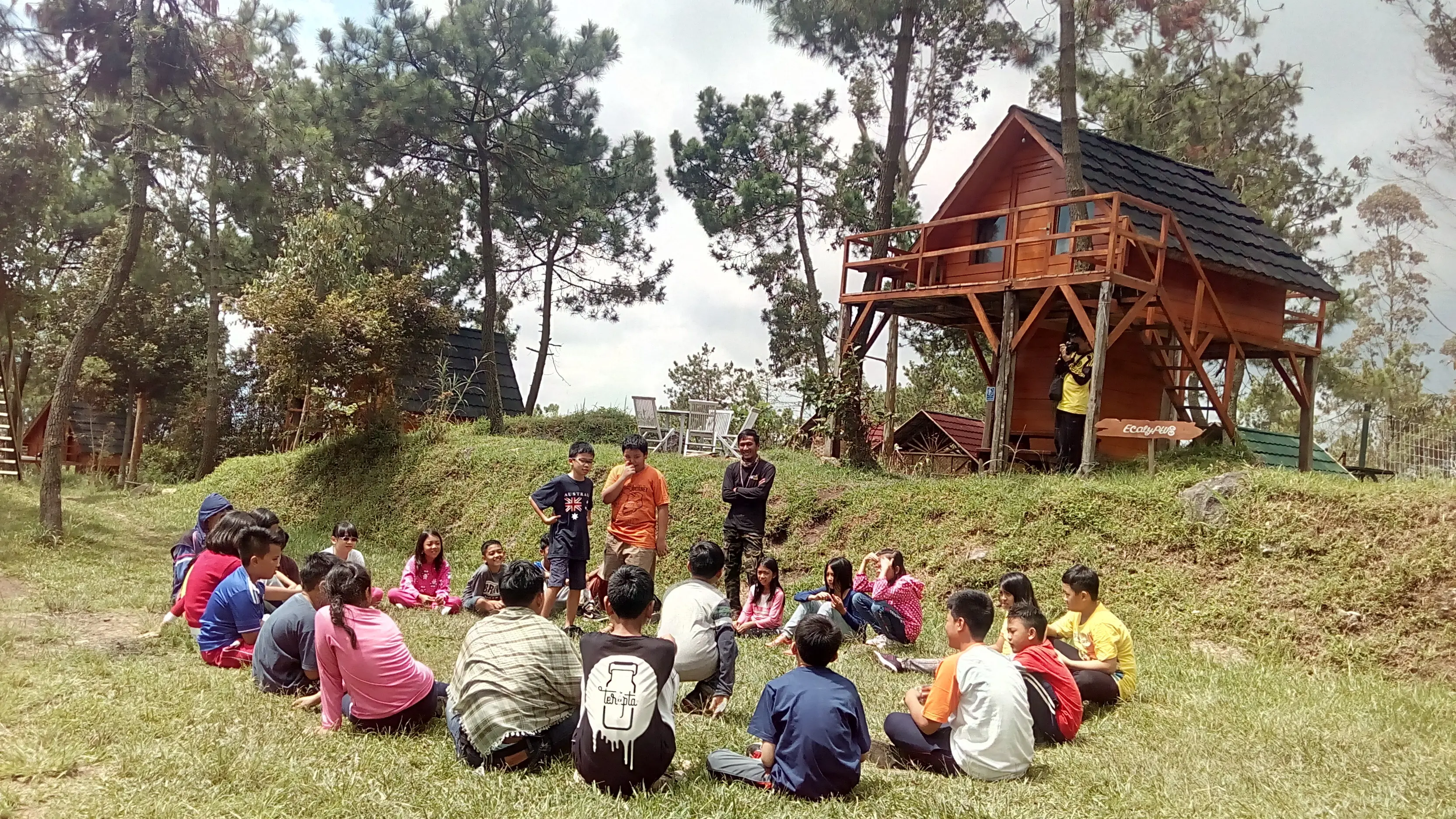 Tak hanya bisa menguji nyali dengan sepeda terbang, Anda juga bisa berfoto untuk prewedding di kaki Gunung Papandayan. (Liputan6.com/Jayadi Supriadin)