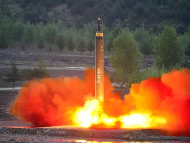 Rudal ballistik jarak jauh Hwasong-12 (Mars-12) diluncurkan saat uji coba di Korea Utara, Selasa (15/5). Rudal Hwansong-12 mampu mencapai ketinggian 2.000km dan menempuh jarak sekitar 700km. (AFP/KCNA)