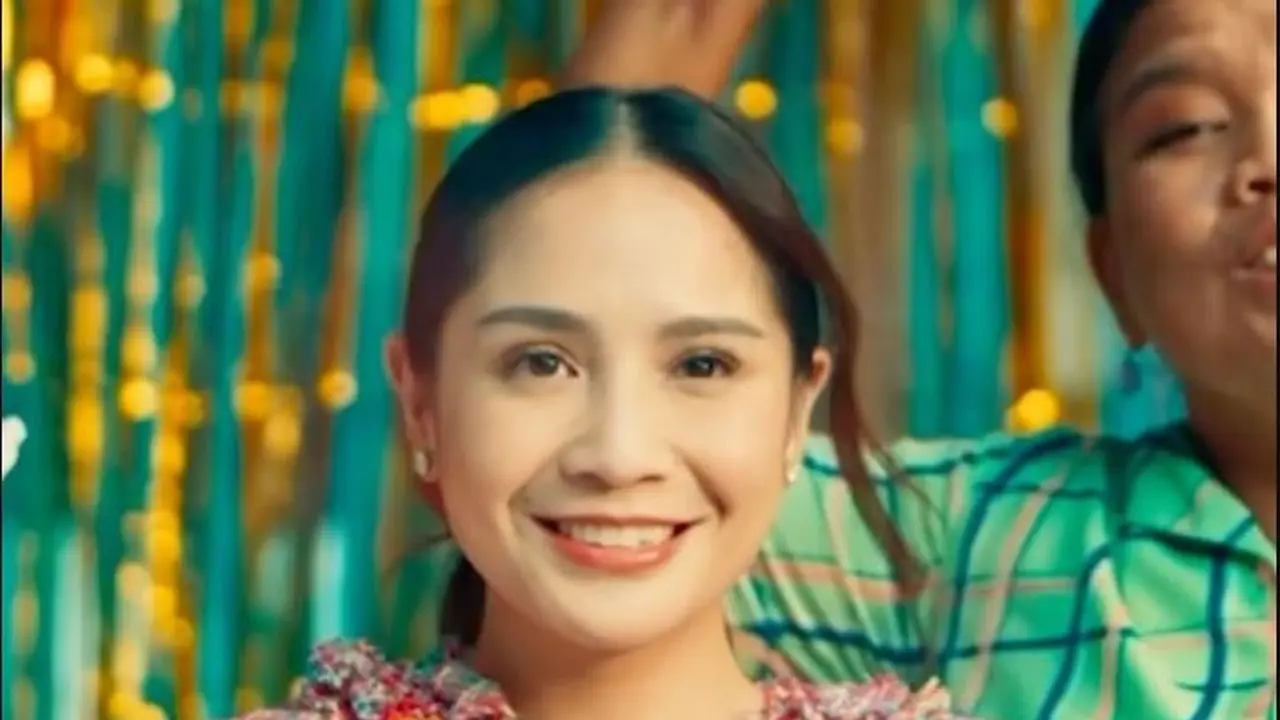 Nagita Slavina di video musik lagu Project Pop berjudul Ade 2024 (https://www.instagram.com/p/C89YI8NJ6ju/)